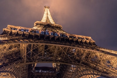 巴黎埃菲尔铁塔低角度照片
